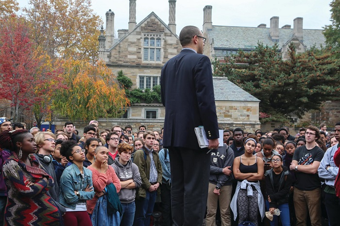 Yale College dean Jonathan Holloway meeting with students during last fall’s protests. At the 2016 annual meeting, Holloway said listening to students was an important skill for administrators. Yale Daily News 