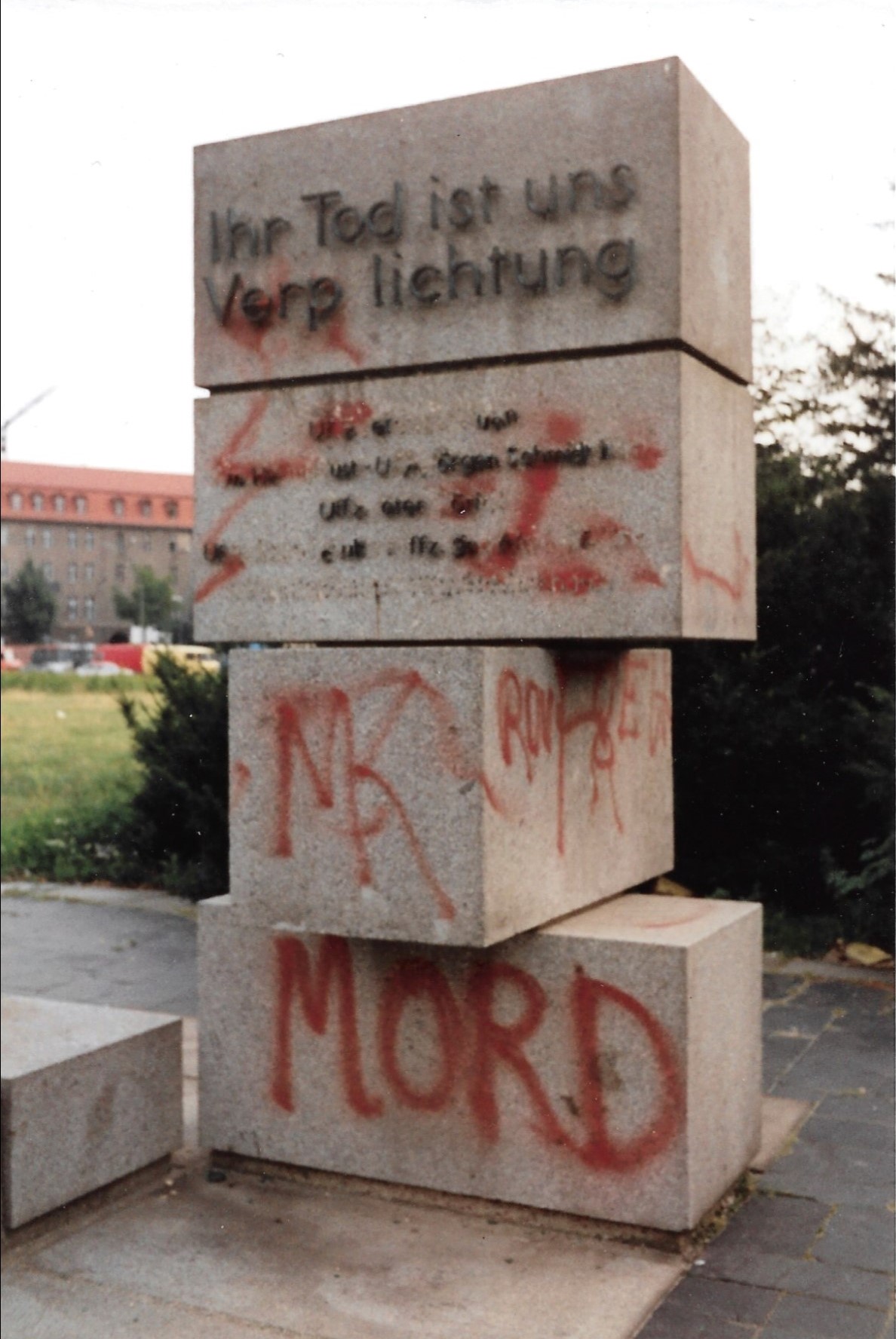 The SED memorial to fallen border guards, Jerusalemer Strasse and Reinhold-Huhn Strasse, August 1991.