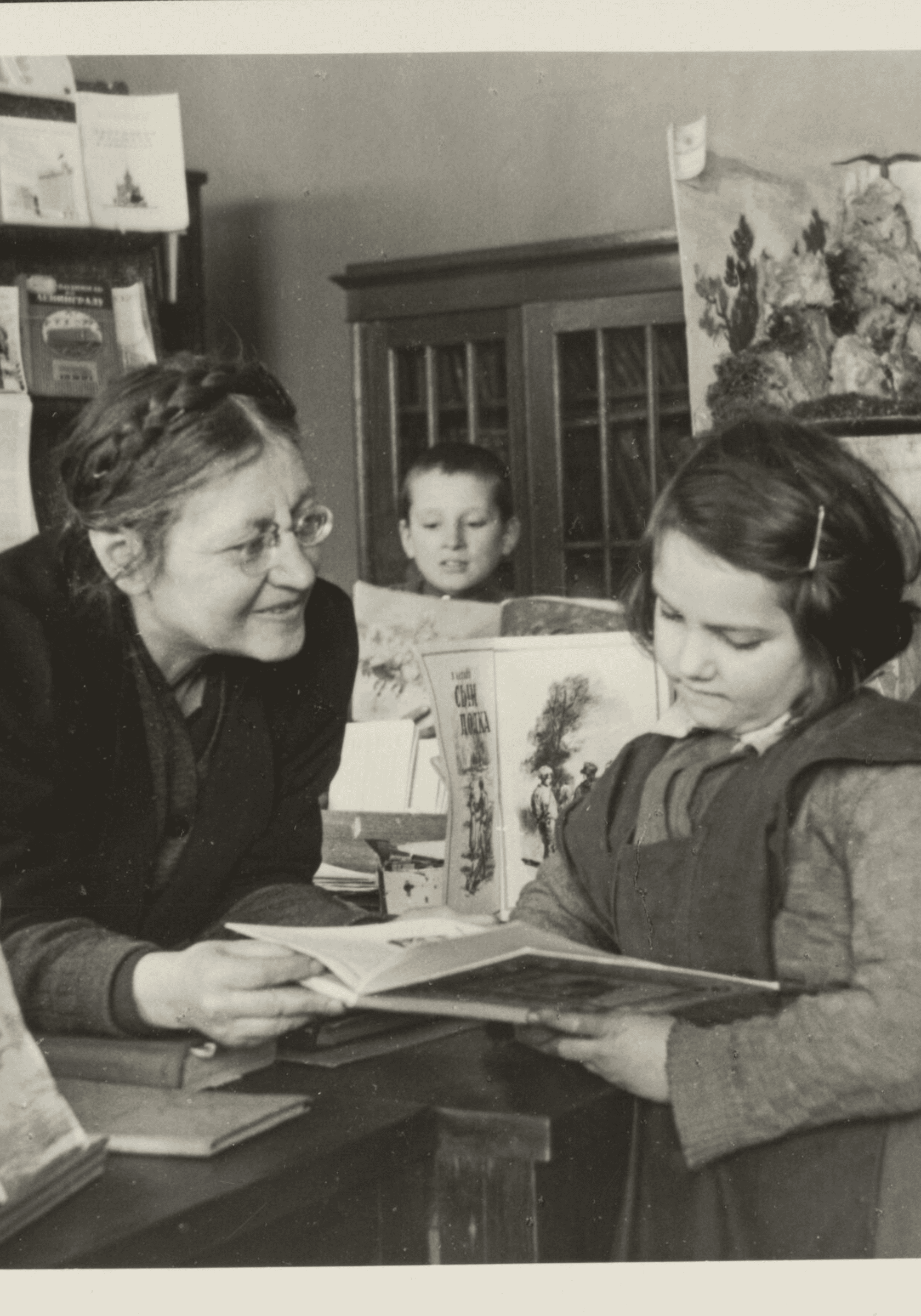 Everyday life under Stalin I. Baranov, Here and there in the Soviet Union, 1938-1951, photograph, 18 x 23.5 cm, Soviet Information Bureau Photograph Collection, Fung Library, Harvard University Library.