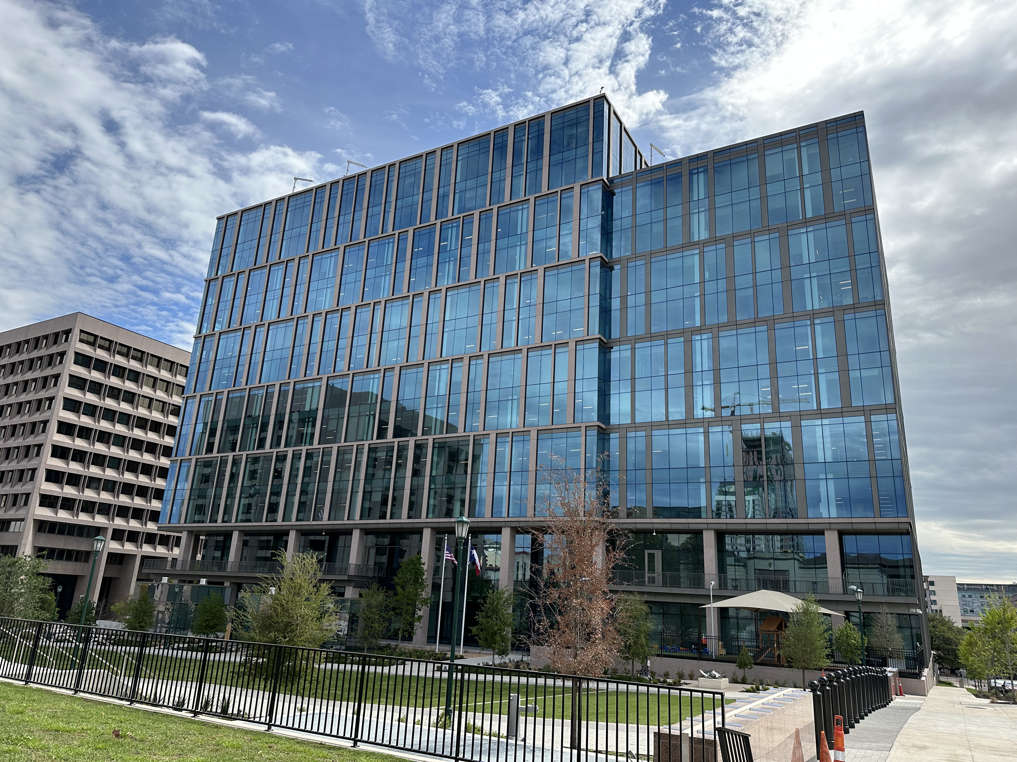 2048px-Barbara_Jordan_State_Office_Building